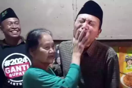 Emak-emak Usap Muka Gus Makki, Tanda Doa dan Restu Jadi Bupati Banyuwangi Emak-emak bernama Mak Wi itu tiba-tiba menghampiri dengan mengusap muka Gus Makki.