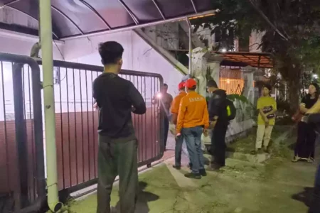 Rumah Mewah di Kawasan Elit Surabaya Diobok-obok Maling, Perhiasan Emas Raib Olah TKP Rumah Mewah di kawasan elit Surabaya dibobol maling (Rama Indra/Beritajatim.com)
