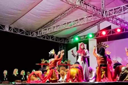 Uniknya Festival Maulid di Curahdami Bondowoso: Digelar Sepekan, Dana Hasil Patungan Festival Maulid Nabi Muhammad SAW yang digelar di lapangan Victory Kecamatan Curahdami, Kabupaten Bondowoso, Senin (30/9/2024) malam. (Deni Ahmad Wijaya/BeritaJatim.com)
