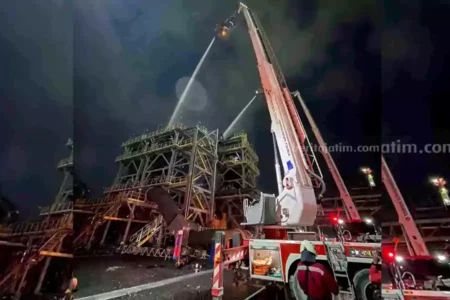 Foto mobil Damkar Bronto Skylift Petrokimia Gresik saat memadamkan api yang melalap area gas cleaning plant PTFI.