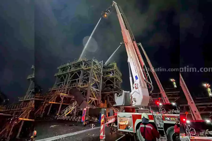 Keandalan Mobil Damkar Bronto Skylift Petrokimia Gresik yang Turut Memadamkan Kebakaran di Pabrik Freeport Foto mobil Damkar Bronto Skylift Petrokimia Gresik saat memadamkan api yang melalap area gas cleaning plant PTFI.