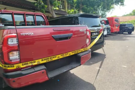 7 Mobil Terparkir di Mapolres Bangkalan, Diduga Sitaan KPK foto berita jatim