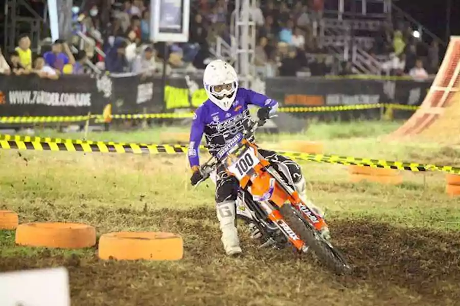Para kroser saat tampil di Trial Game Dirt.