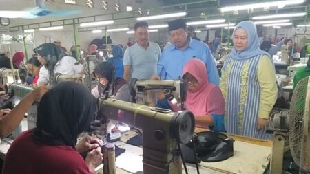 Pesanan Sepatu WarSa di Jombang Naik Tajam Usai Dipakai Warsubi-Salman Kampanye foto beritajatim