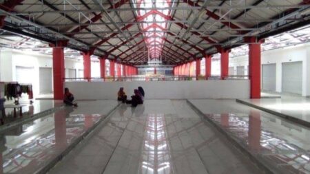 Kios Pasar Legi Banyak yang Kosong, Pemkot Blitar Panggil Pedagang Lantai 2 Pasar Legi Kota Blitar, Selasa (29/10/2024). (foto : Winanto/beritajatim.com)