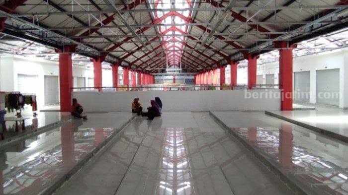 Lantai 2 Pasar Legi Kota Blitar, Selasa (29/10/2024). (foto : Winanto/beritajatim.com)