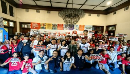 Jelang Sumpah Pemuda, Ratusan Pemilih Pemula Deklarasi Khofifah-Emil