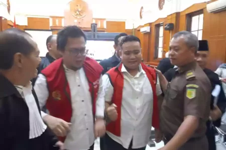 Hakim Bebaskan 2 Pengacara yang Didakwa Melakukan Pemalsuan Surat Dua pengacara yang menjadi terdakwa kasus pemalsuan surat.