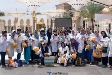 Pengajian Wanita Rohmatul Ummah Rungkut Baksos dan Wisata Religi di Blitar foto berita jatim