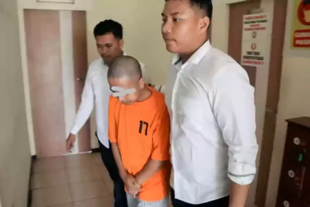 Pemuda di Bondowoso saat digelandang Satreskrim Polres Bondowoso usai menganiaya pacarnya. (Hum/Res)