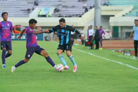 Persela Dipaksa Berbagi Poin dengan RANS Nusantara FC Pemain Persela mendapat hadangan dari pemain RANS Nusantara, dalam laga lanjutann Liga 2, di Stadion Tuban Sport Center, Senin (7/10/2024).