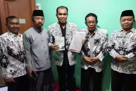 Dualisme PGRI Memanas hingga di Bondowoso, Kubu Teguh Disebut Langgar AD-ART dan Abal-Abal Pengurus PGRI Kabupaten Bondowoso kubu Unifah Rosyidi berkumpul di perumahan Tamansari, Kecamatan/Kabupaten Bondowoso. (Deni Ahmad Wijaya/Beritajatim.com)