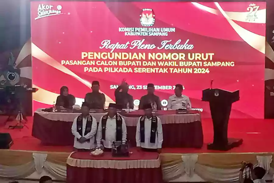 Paslon Pilkada Sampang saat melakukan pengundian nomor urut.