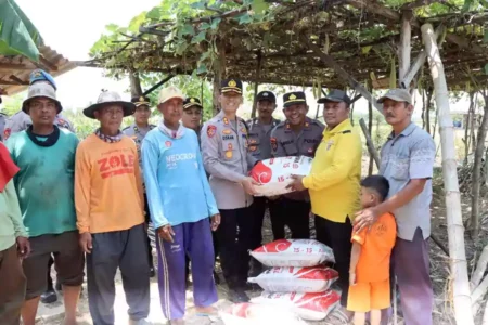 Dialog Bersama Petani, Kapolres Tuban Beri Bantuan Pupuk