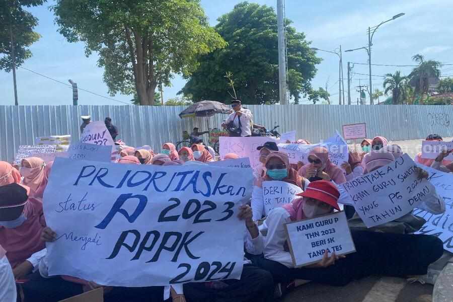 Forum guru yang menuntut ingin diangkat PPPK tahun 2024. [foto: Diah Ayu/beritajatim.com]