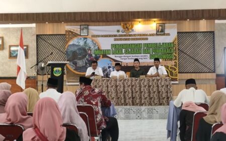 Puluhan Guru SMP di Bondowoso Dibekali Pengajaran Muatan Lokal Sejarah Purbakala foto beritajatim