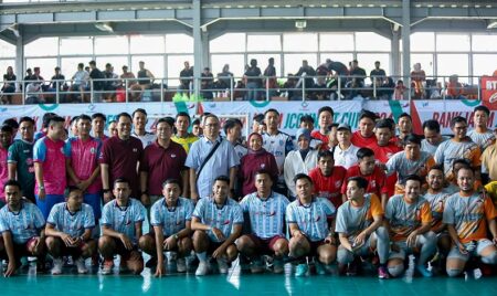 Para peserta turnamen futsal JConnect Cup 2024 berfoto bersama sebelum memulai pertandingan. Foto: Istimewa