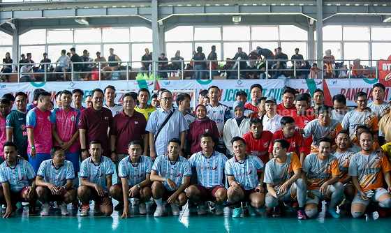Para peserta turnamen futsal JConnect Cup 2024 berfoto bersama sebelum memulai pertandingan. Foto: Istimewa
