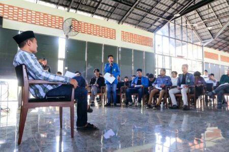 Ratusan mahasiswa dari berbagai universitas maupun sekolah tinggi, termasuk aktivis dan organisasi kemahasiswaan di Banyuwangi "menggugat" calon Bupati Banyuwangi