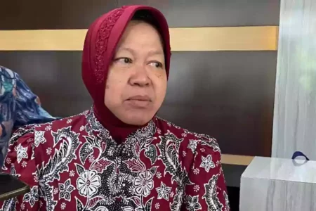 Fenomena Mahasiswa Akhiri Hidup Terulang, Risma Soroti Minimnya Pusat Konsultasi Calon Gubernur Jatim Tri Rismaharini (Rama Indra/beritajatim.com)