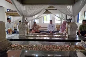 Tri Rismaharini calon Gubernur Jatim saat melakukan ziarah ke makam Suktan Abdul Kadirun