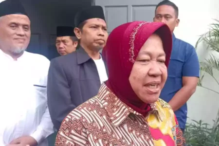 Risma Soroti Keterbatasan Dana sebagai Masalah Utama Pondok Pesantren Calon Gubernur Jawa Timur Tri Rismaharini di Pondok Pesantren Hidayatullah Surabaya (Rama Indra/Beritajatim.com)