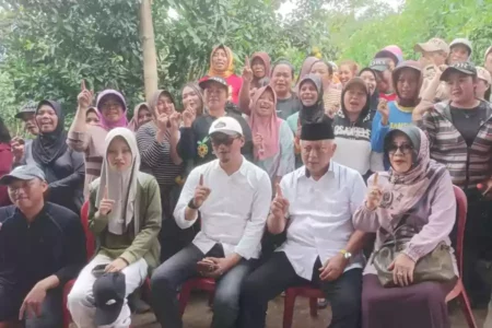 Temui Petani Milenial, Ini Program Petahana Bupati Malang Sanusi Cabup Malang Sanusi ketika bersama petani milenial di Ngantang.