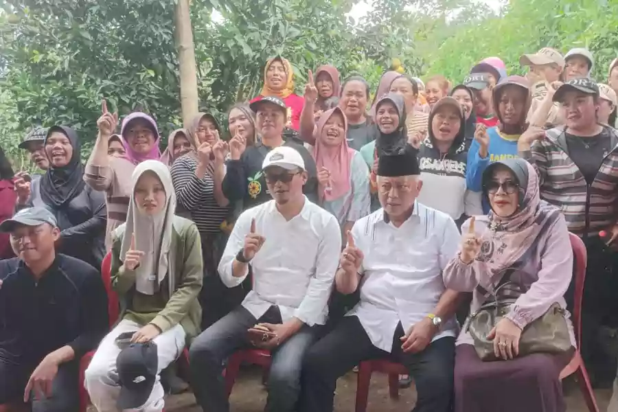 Cabup Malang Sanusi ketika bersama petani milenial di Ngantang.