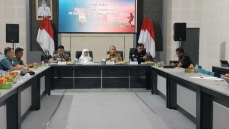 Dinas ESDM Jatim dan PT Posco International ENP Sosialisasi Survei Seismik Laut 3D Kadis ESDM Jatim, Aris Mukiyono saat sosialisasi