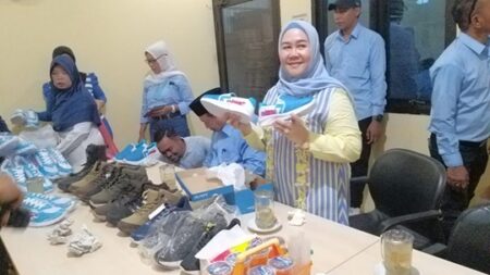 Dibuatkan Sepatu Keren WarSa, Warsubi: Bangga Pakai Produk Lokal Jombang foto beritajatim