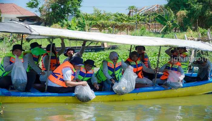 SIER Bersama PJT I dan PSS Tebar 10 Ribu Benih Ikan di Kali Wonokromo