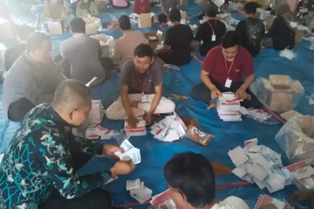 KPU Lamongan Kerahkan 250 Orang Sortir Lipat Surat Suara Pilkada foto beritajatim