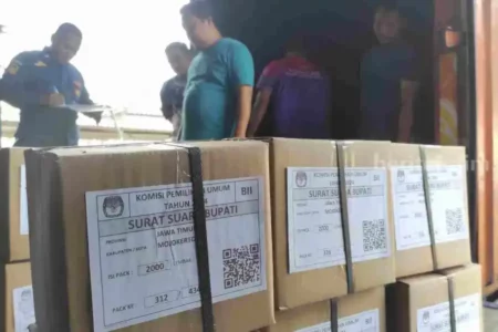 Surat Suara Pilkada Mojokerto Tiba di Gudang Bulog foto beritajatim