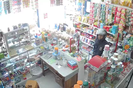 Tangkapan layar CCTV milik pemilik toko Raya yang menjadi TKP pencurian (Istimewa/Beritajatim.com)