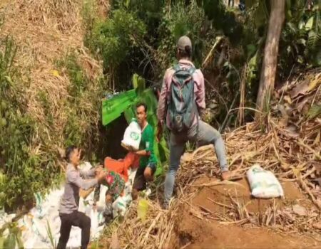 Truk bermuatan sembako tak kuat menanjak di jalur Blitar-Malang, Rabu (9/10/2024). (Foto : Winanto/beritajatim.com)