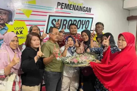 Dukung Eri-Armuji, Pedagang Pasar Kembang Surabaya Serahkan Tumpeng foto berita jatim