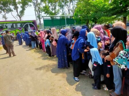 Kepulangan Jemaah Umrah Satu Desa di Jombang Disambut Haru Keluarga foto beritajatim