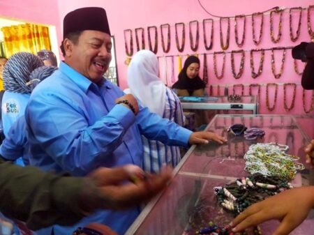 Peduli UMKM, Cabup Jombang Warsubi Blusukan ke Kampung Manik-manik foto beritajatim