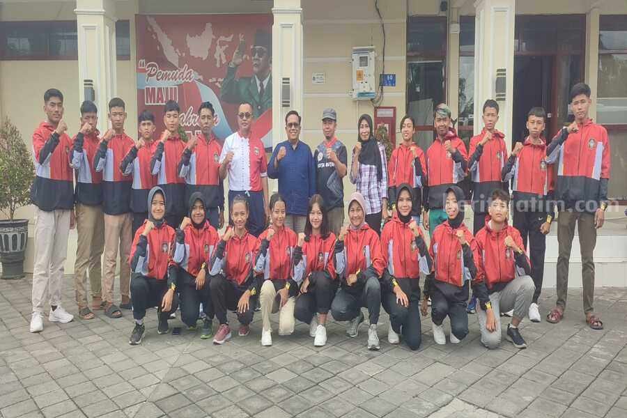 Atlet Pencak Silat Kota Blitar sebelum berangkat ke Popda Jatim 2024, Senin (21/10/2024). (Foto : Winanto/beritajatim.com)