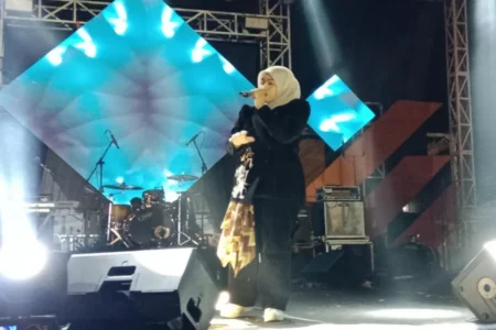 Woro Widowati tampil dalam malam puncak FKN di alun-alun RBA Ki Ronggo Kabupaten Bondowoso, Minggu (27/10/2024). (Deni Ahmad Wijaya/BeritaJatim.com)