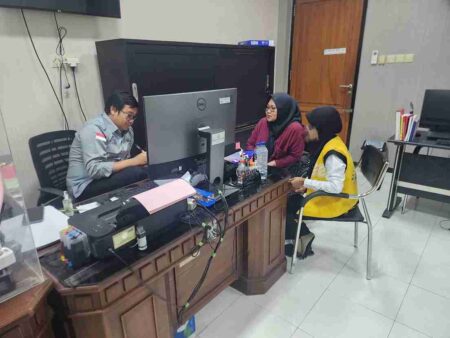 Terjerat Pinjol, Perempuan Tulungagung Gelapkan Uang Perusahaan foto beritajatim