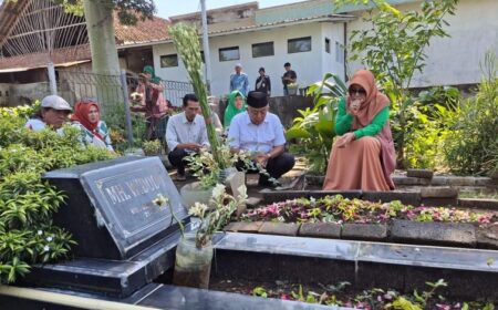 Di Sela Kampanye, Sanusi Ziarahi Makam Kades Pagelaran Foto BeritaJatim.com