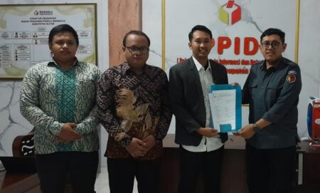 Debat Dihentikan, Rijanto-Beky Laporkan Rini-Ghoni ke Bawaslu Blitar Foto BeritaJatim.com