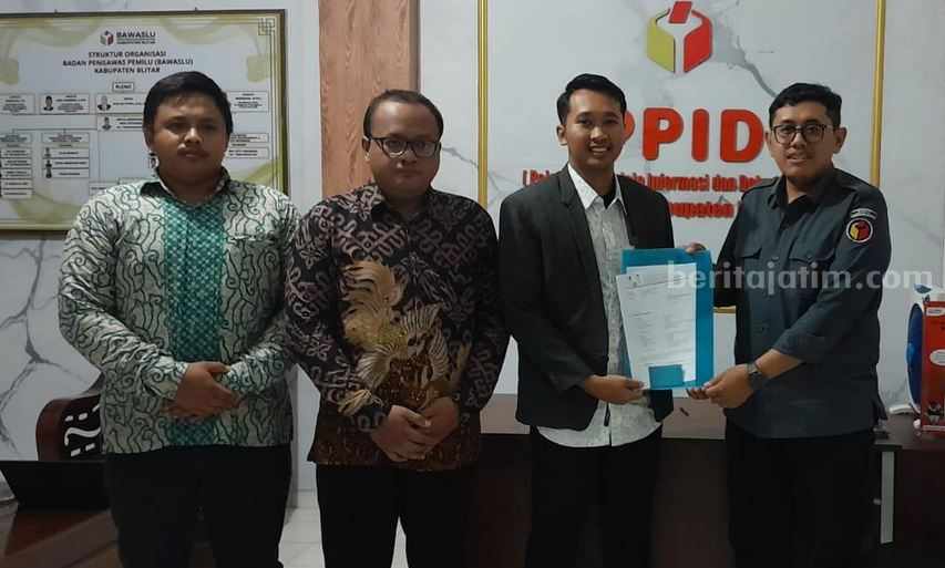 Debat Dihentikan, Rijanto-Beky Laporkan Rini-Ghoni ke Bawaslu Blitar Foto BeritaJatim.com