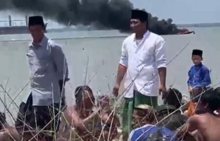 Perahu Terbakar di Perairan Bangkalan, Belasan Awak Loncat ke Laut Foto BeritaJatim.com