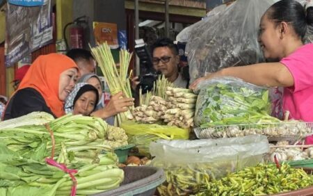 Khofifah Borong Dagangan lalu Dibagikan ke Warga Foto BeritaJatim.com