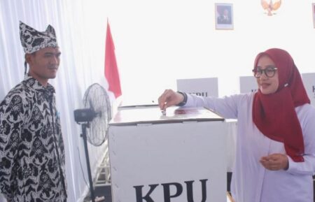 Cabup Banyuwangi Ipuk Fiestiandani Nyoblos Bareng Suami di Karangdoro Foto BeritaJatim.com