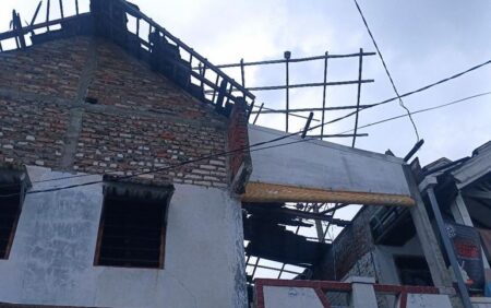 Puluhan Atap Rumah Warga Surabaya Terbang Diterjang Hujan Angin Foto BeritaJatim.com