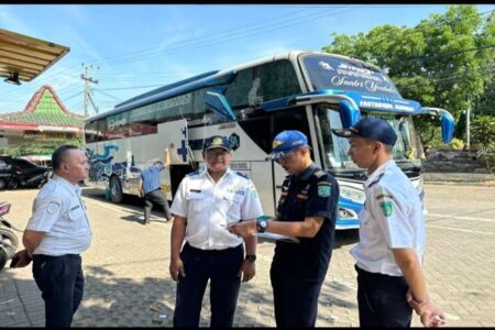Cegah Kecelakaan, Dishub Pasuruan dan Satlantas Gelar Rampcheck Bus Pariwisata Foto BeritaJatim.com