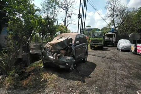 Kecelakaan Beruntun Pandaan, Truk Tabrak Truk lalu Ditabrak Avanza Foto BeritaJatim.com